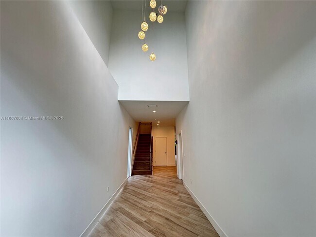 Foto del edificio - 2933 SW 27th Terrace