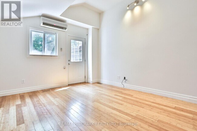 Photo du bâtiment - 559 Parliament St