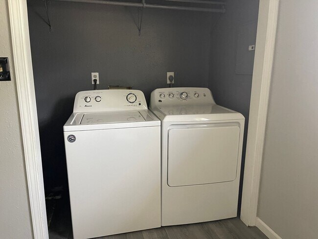 Building Photo - Quaint 3 BR/1 BA house located in Jacksonv...