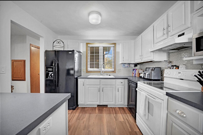 Kitchen with all appliances kitchen private view - 1727 E Midway Rd