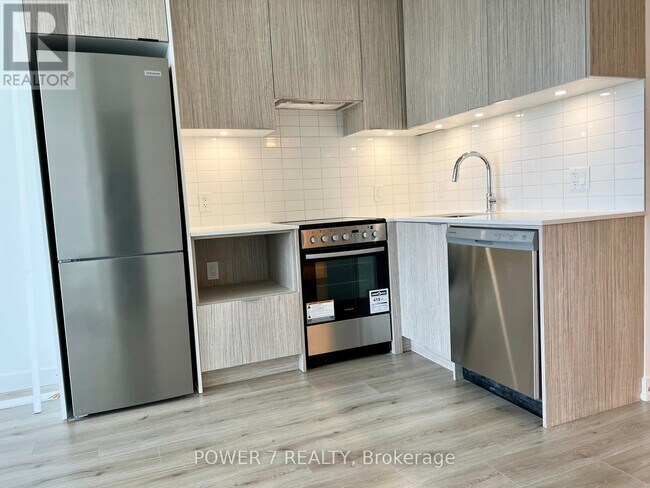 Building Photo - 395 Bloor St E