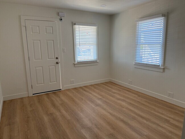 Building Photo - 10 Idora Ave