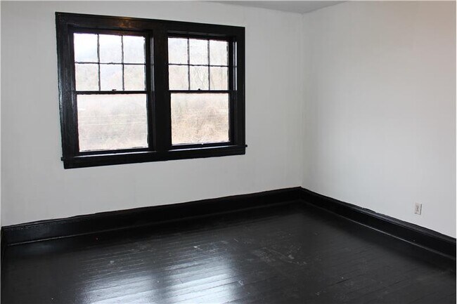 Building Photo - 573 S 4th St