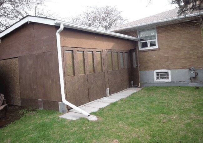 Building Photo - 10 Maxim Cres