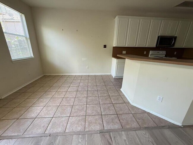 Foto del edificio - 16623 Newglen Ln