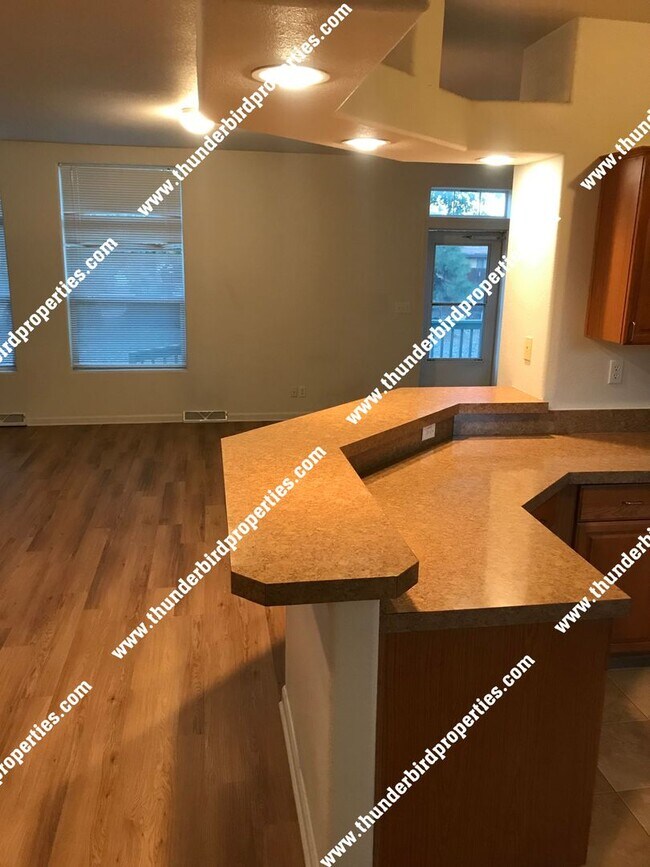 Building Photo - 3 bedrooms, 2 bathrooms in Alameda near El...