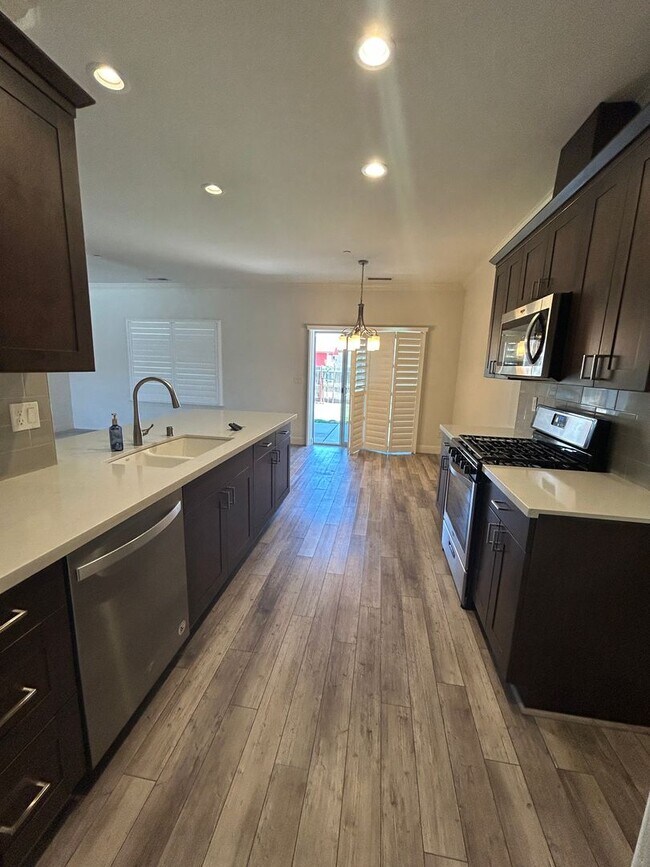 Foto del edificio - Don't miss out newer 4 bedroom 2 bath in K...