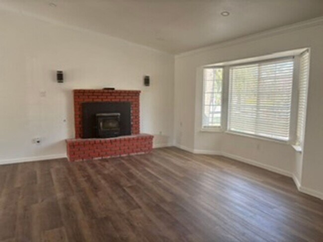 Building Photo - 633 Las Colinas St