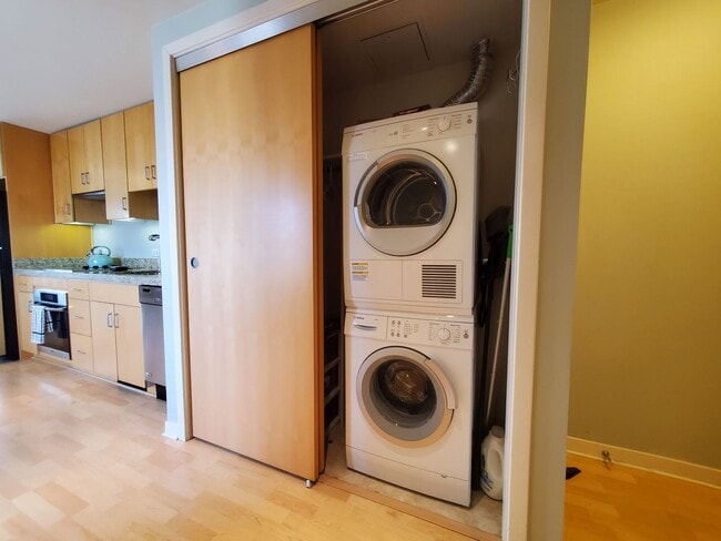 Foto del edificio - Downtown High-Rise Studio with parking and in-home laundry