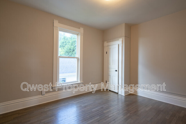 Building Photo - 806 Emerald Ave NE