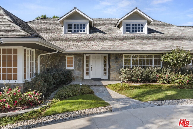 Building Photo - 717 Alta Dr