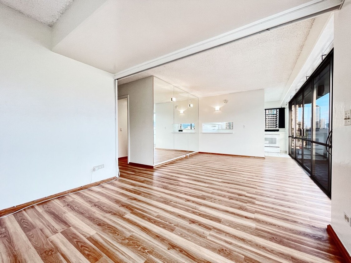 Versatile Waikiki 2-Bedroom, 2-Bath Condo with 1 Parking - Versatile Waikiki 2-Bedroom, 2-Bath Condo with 1 Parking