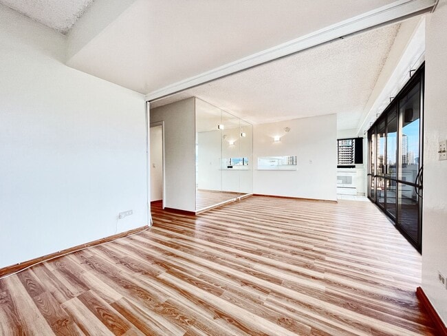 Versatile Waikiki 2-Bedroom, 2-Bath Condo with 1 Parking - Versatile Waikiki 2-Bedroom, 2-Bath Condo with 1 Parking