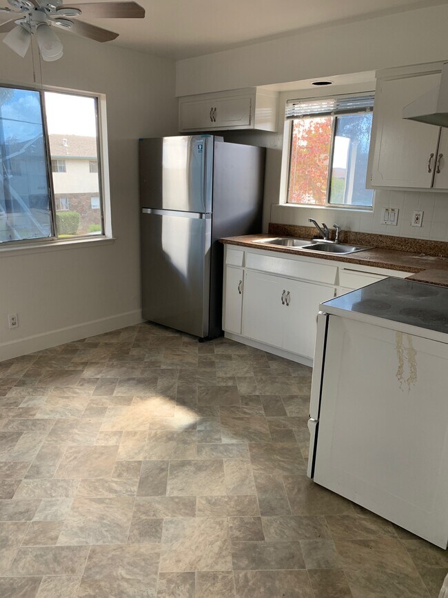 Building Photo - 1117 Oakmont Dr