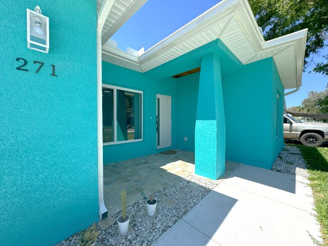 Building Photo - 271 Diogenes St