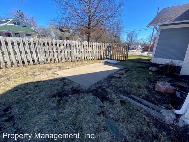 Building Photo - 4 br, 2.5 bath House - 1730 Lake St