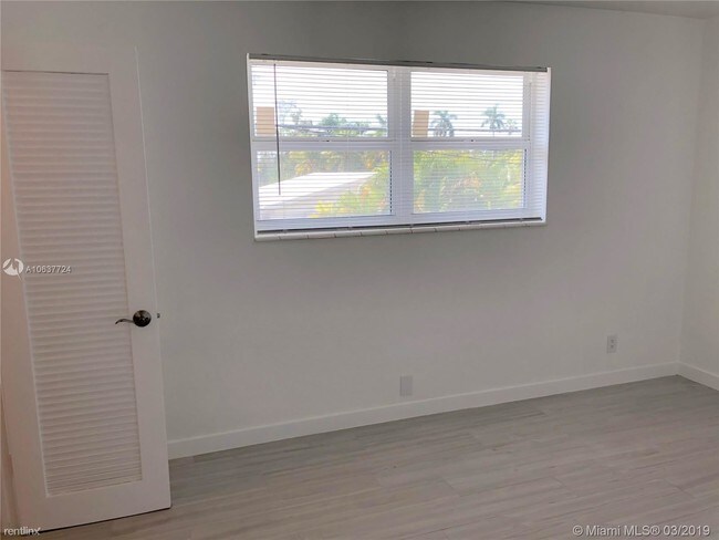 Building Photo - 1 br, 1 bath Apartment - 930 North 14th Court