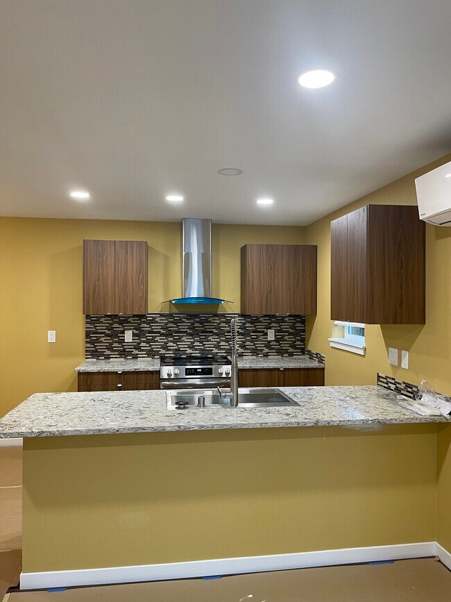 Foto del edificio - 5715 NE 74th Ct