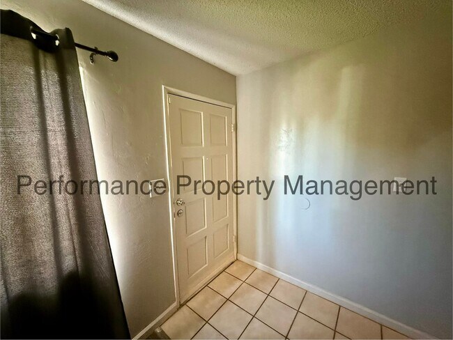 Foto del edificio - Cute 2 Story Condo in SW Bakersfield w/ Pool, RBP & $0 Deposit Option
