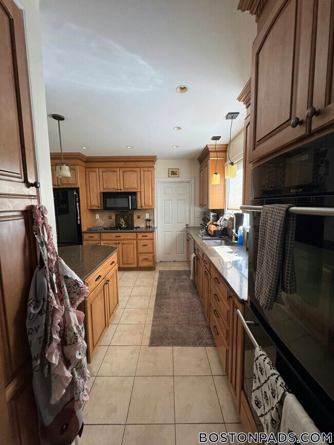 Building Photo - 883 Fellsway