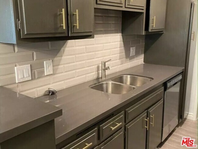 Foto del edificio - 11010 Rose Ave