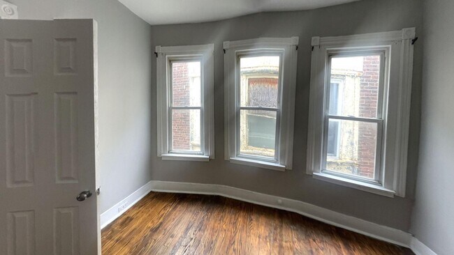 Foto del edificio - Spacious 4-Bedroom Home with Excellent Tra...