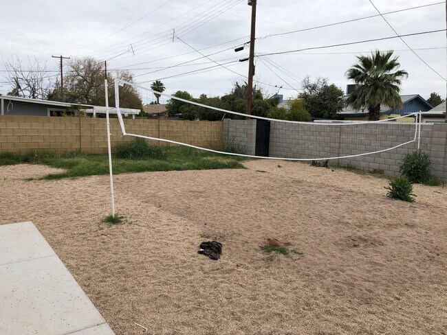 Foto del edificio - Spacious 4-Bedroom Home Steps from ASU