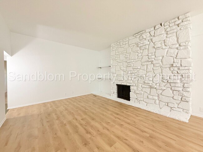 Foto del edificio - For Lease | South Tulsa Duplex | Available Now!