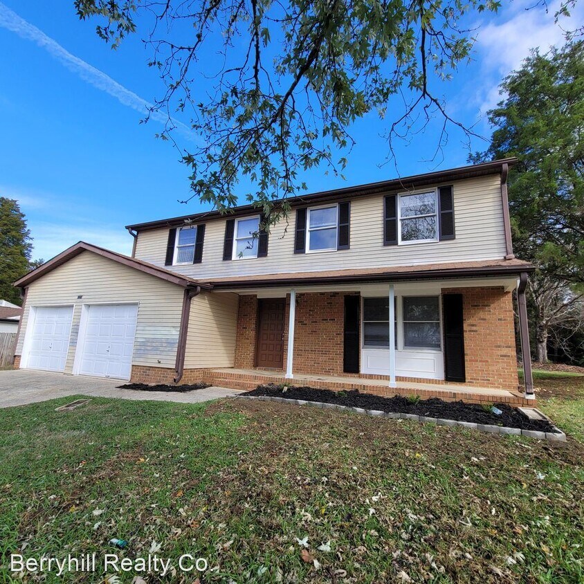 4 br, 2.5 bath House 7200 Shadowlake Dr House Rental in Charlotte