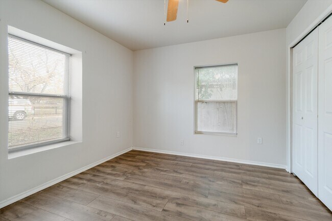 Foto del edificio - 1230 Chalmers Ave