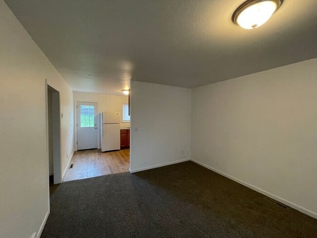 Building Photo - 2 Bedroom, 1 Bath Ranch Style Duplex with ...