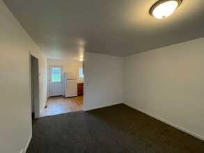 Building Photo - 3610 Highland Dr Building Photo - 3610 Highland Dr