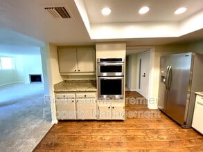 Building Photo - 2420 Torrey Pines Rd