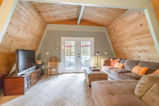 Building Photo - SEASONAL LEASE: "Ski Bird's Paradise"