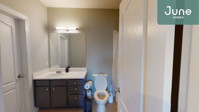 Foto del edificio - Queen room in 4-bed/4.0-bath Home