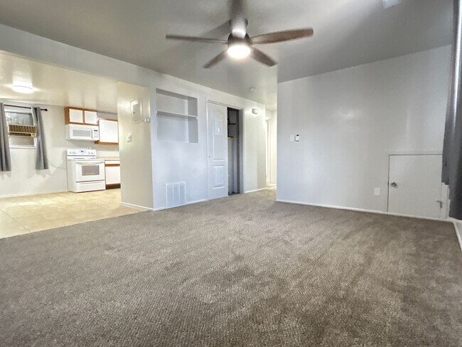Building Photo - No Pet Fees! Wood Circle Home!
