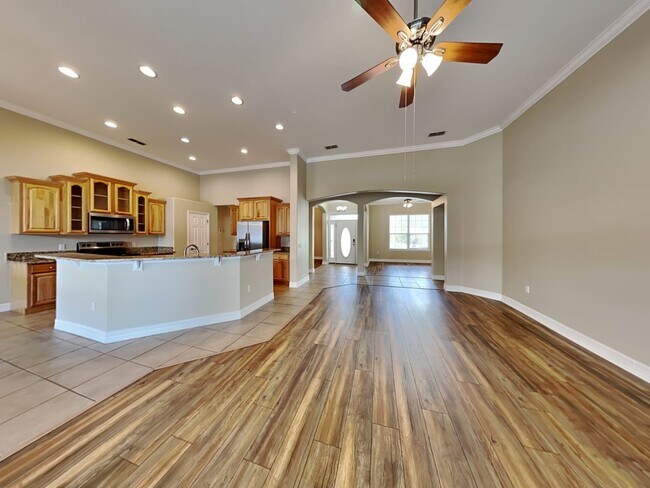 Building Photo - 6462 Hickory View Dr