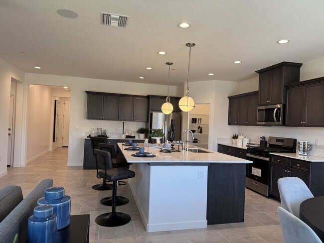 Foto del edificio - Brand new Former Model Home in Riverstone