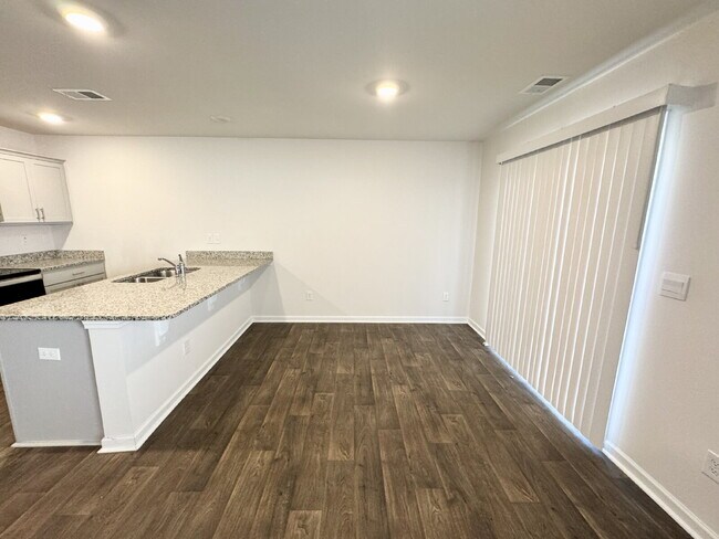 Foto del edificio - Charming 3-bedroom townhome ready to welcome a new family!