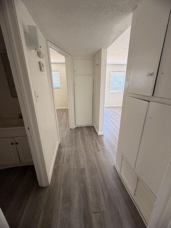 Building Photo - Charming 2 Bed / 1 Bath Four-Plex Unit Available Now!