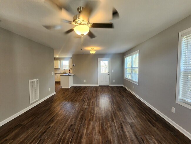 Building Photo - $1650 - 3 Bed 2.5 Bath End Unit Luxury Tow...