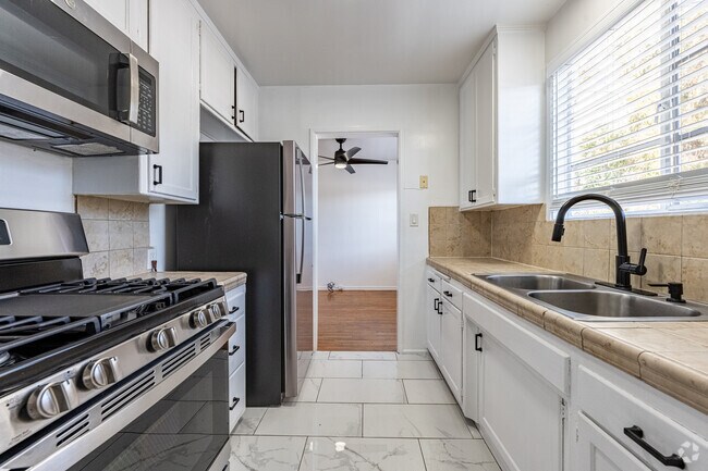 1 habitación, 1 baño - 800 pies cuadrados - Cocina - Glendale Lofts - SF Glendale Lofts LLC