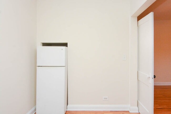 Building Photo - 545 W Wellington Ave