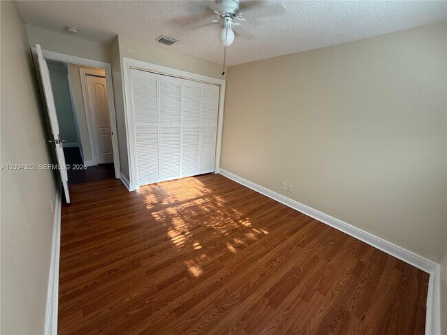 Foto del edificio - 1401 Village Blvd