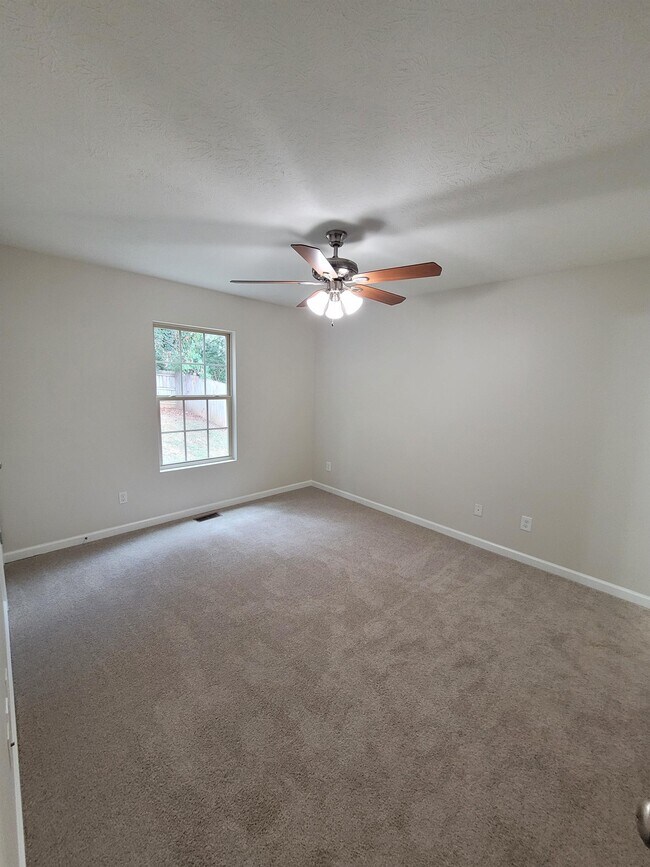 Foto del edificio - 2013 Paris Rd