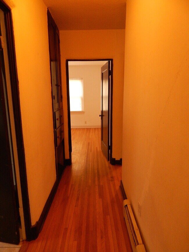 Building Photo - 211 Dartmouth Dr SE