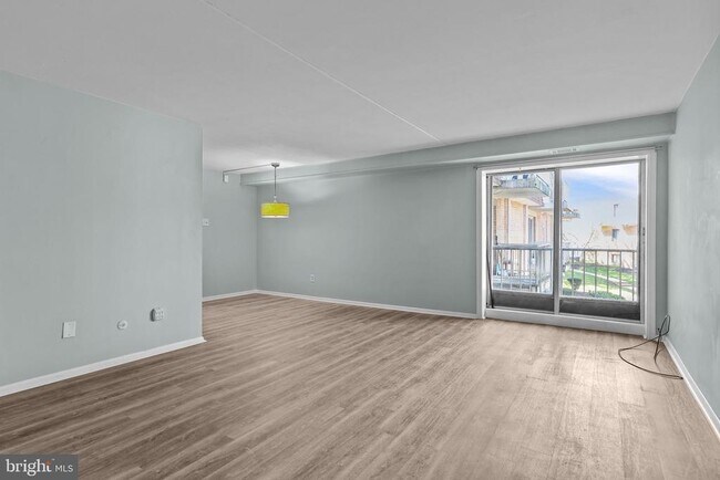 Building Photo - 885 N York Rd