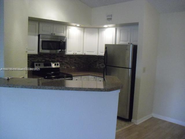 Foto del edificio - 3420 Pinewalk Dr N