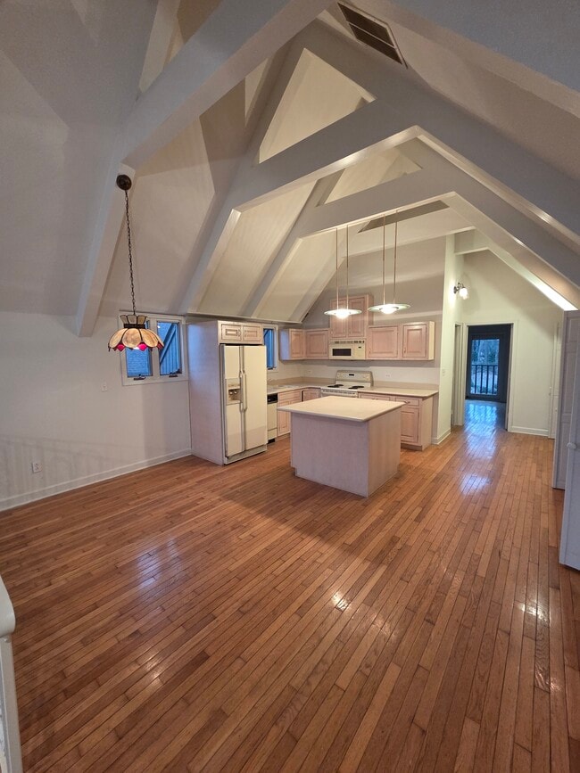 Building Photo - 548 River Bend Rd