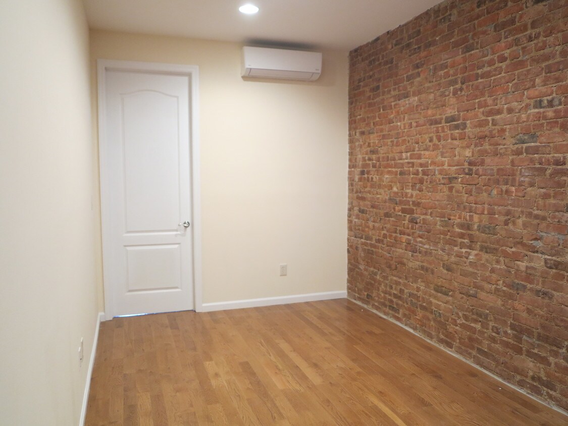 Primary Photo - 1660 Putnam Ave